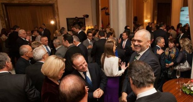 “Mund të vini për të kërkuar largimin e qeverisë”, kryeministri Rama ‘thumbon’ Henri Çilin: Në funeralin tim do thotë… “Mund të vini për të kërkuar largimin e qeverisë”, kryeministri Rama ‘thumbon’ Henri Çilin: Në funeralin tim do thotë…