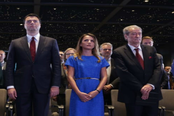 Hajdari tregon se takohet me Berishën: Basha pengon Reformën Zgjedhore, sepse dobëson pozitat e tij në parti Hajdari tregon se takohet me Berishën: Basha pengon Reformën Zgjedhore, sepse dobëson pozitat e tij në parti