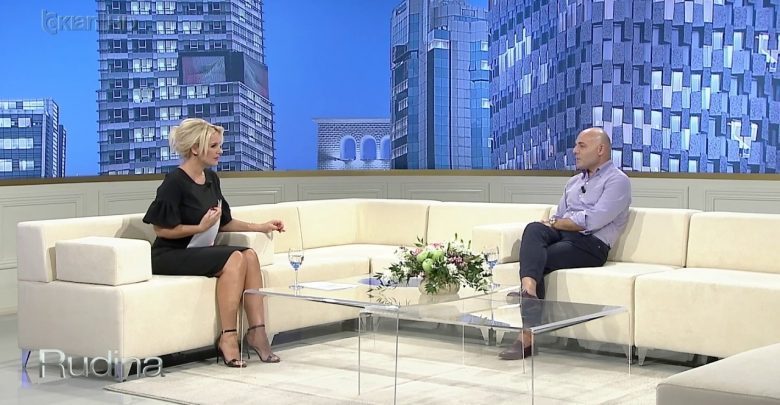 “Kujt i intereson ku i kalon pushimet Blendi Fevziu? Çfarë i keni këto emisione idiote”?! Magjistari i jep përgjigjen qesharake ndjekëses që po e argëton me “qejfet e bledrave” “Kujt i intereson ku i kalon pushimet Blendi Fevziu? Çfarë i keni këto emisione idiote”?! Magjistari i jep përgjigjen qesharake ndjekëses që po e argëton me “qejfet e bledrave”