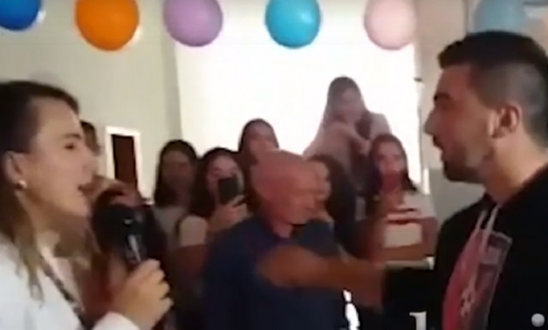 Kur demokraci për kompraçikozët politik e të paditurit do të thotë: Të ofendosh një femër e mos ta lësh të flasë Kur demokraci për kompraçikozët politik e të paditurit do të thotë: Të ofendosh një femër e mos ta lësh të flasë