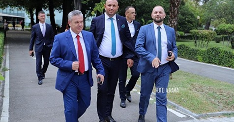 Myslim Murrizi sulmon “VIP”-at e politikës: Axhenda zyrtare e “Venecias”, s’është fundi i botës që s’ju takojnë! Burri i huaj nga USA s’takoi presidentin, dhe nuk tha njeri gjë
