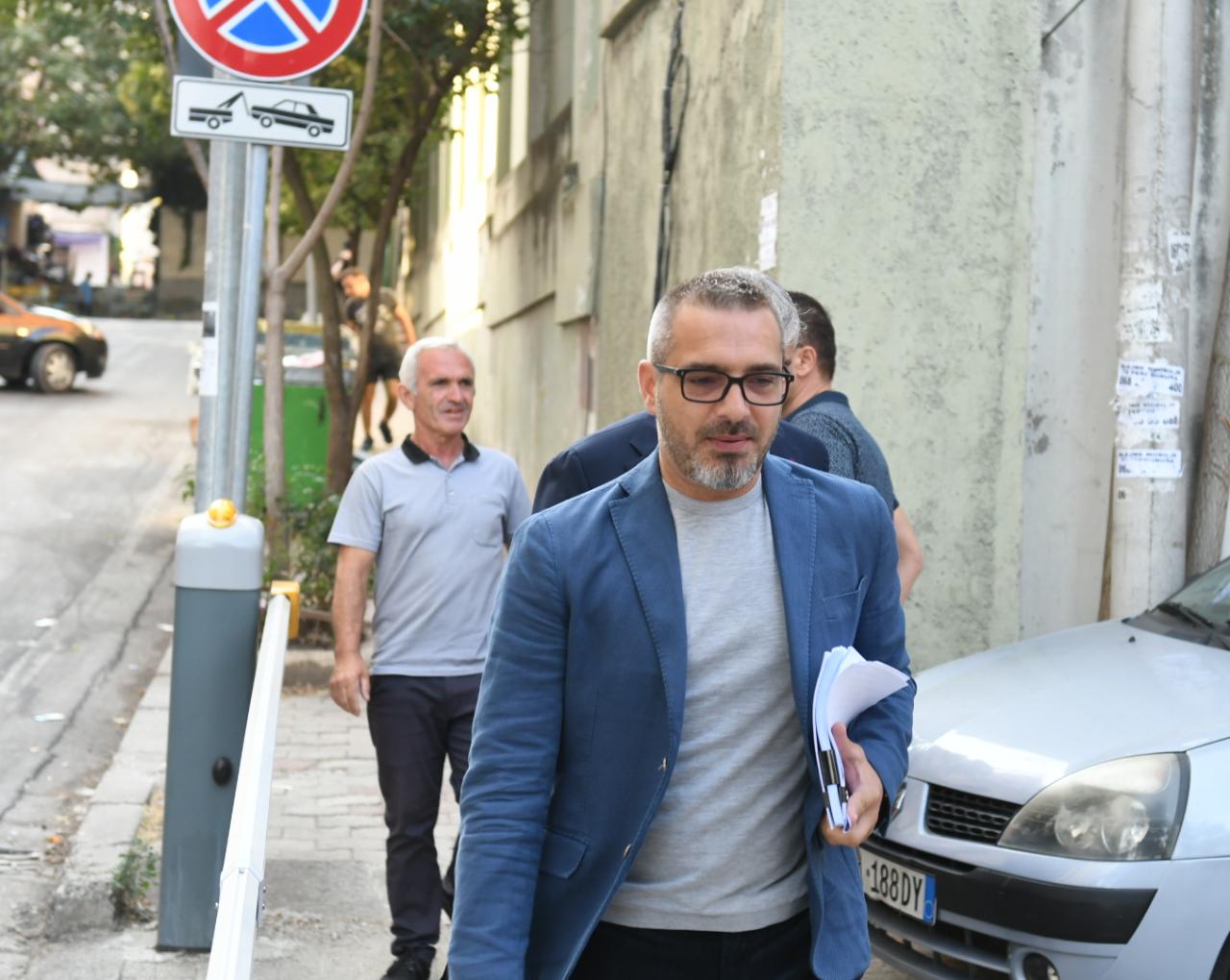 Saimir Tahiri nuk a.rrestohet sot, avokati i njohur zbulon arsyen Saimir Tahiri nuk a.rrestohet sot, avokati i njohur zbulon arsyen