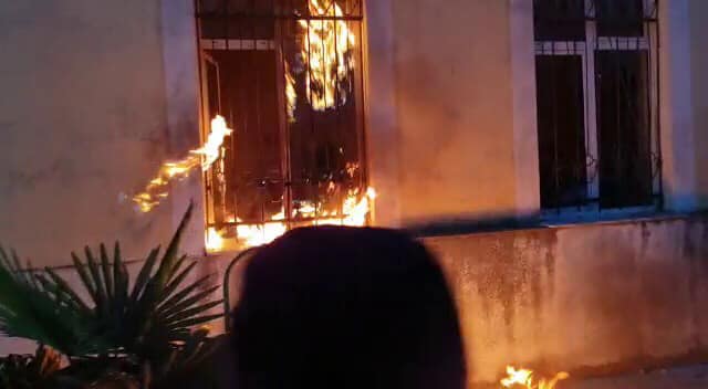 FOTOT: I riu që Basha i turri Rudina Hajdarit, u ndoq penalisht si zjarrvënsi i asaj shkolle FOTOT: I riu që Basha i turri Rudina Hajdarit, u ndoq penalisht si zjarrvënsi i asaj shkolle