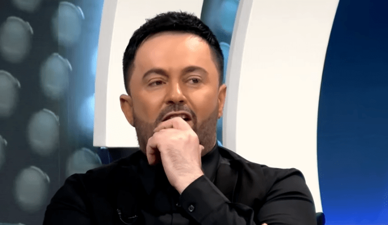 Për pak do ishte i persekutuar ose në …! 1989, kur tentonte të kalonte kufirin edhe këngëtari Sinan Hoxha Për pak do ishte i persekutuar ose në …! 1989, kur tentonte të kalonte kufirin edhe këngëtari Sinan Hoxha