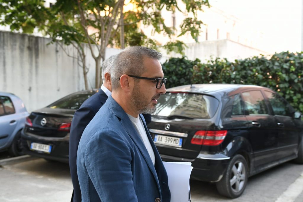 Tahiri nuk i ndahet dyerve të gjykatës, ja emrat e gjyqtarëve që do japin vendimin për ish-ministrin Tahiri nuk i ndahet dyerve të gjykatës, ja emrat e gjyqtarëve që do japin vendimin për ish-ministrin