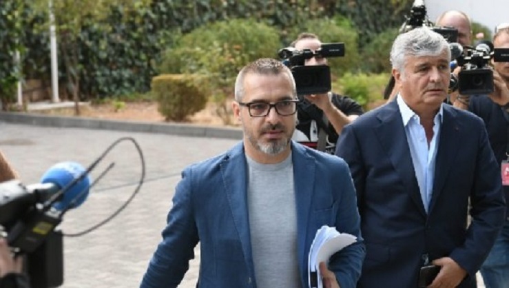 FOTO/ Qytetarët bëjnë gjestin e madh për Saimir Tahirin para dyerve të gjykatës FOTO/ Qytetarët bëjnë gjestin e madh për Saimir Tahirin para dyerve të gjykatës