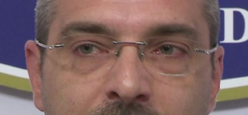 Gazetari e pyet nëse ka qarë në seancë? Unë besoj se është fisnike kur qajnë edhe burrat Gazetari e pyet nëse ka qarë në seancë? Unë besoj se është fisnike kur qajnë edhe burrat