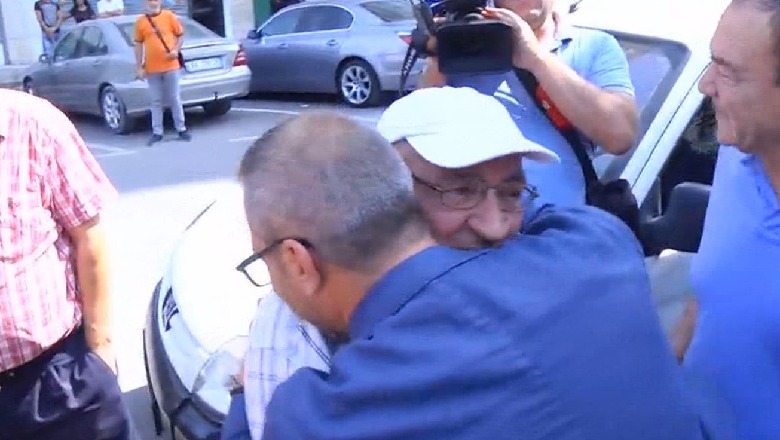 Vetëm pak orë nga vendimi i gjykatës, Tahiri pritet me pëqafime nga mbështetësit Vetëm pak orë nga vendimi i gjykatës, Tahiri pritet me pëqafime nga mbështetësit