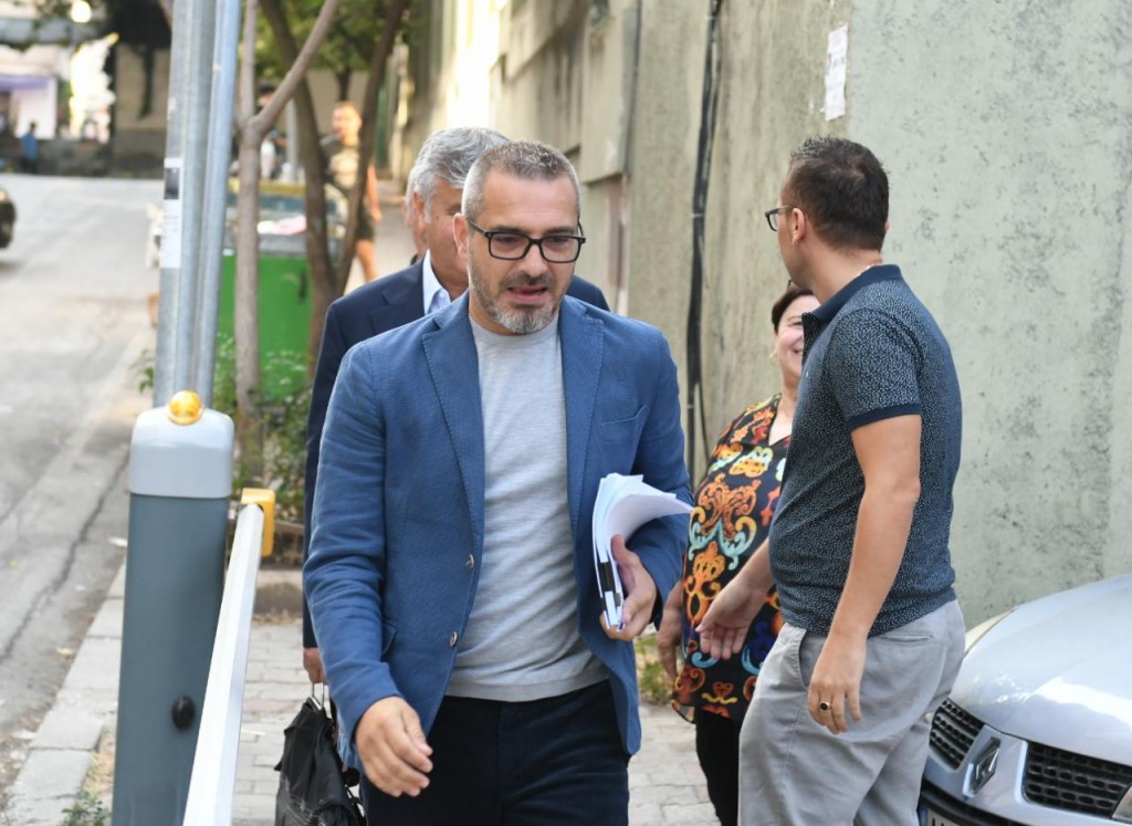 A ndihet përgjegjës për kanabizimin e vendit?! Saimir Tahiri: Me këtë logjikë duhet të ishte në b.urg Koço Kokëdhima e Sandër Lleshaj, se për Saliun as që diskutohet A ndihet përgjegjës për kanabizimin e vendit?! Saimir Tahiri: Me këtë logjikë duhet të ishte në b.urg Koço Kokëdhima e Sandër Lleshaj, se për Saliun as që diskutohet