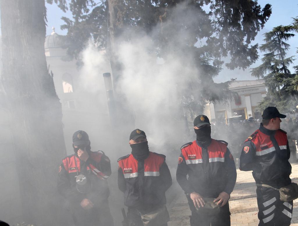 “Do digjej Parlamenti”! Nëntë deputetë kërkojnë takim me kreun e SHISH “Do digjej Parlamenti”! Nëntë deputetë kërkojnë takim me kreun e SHISH