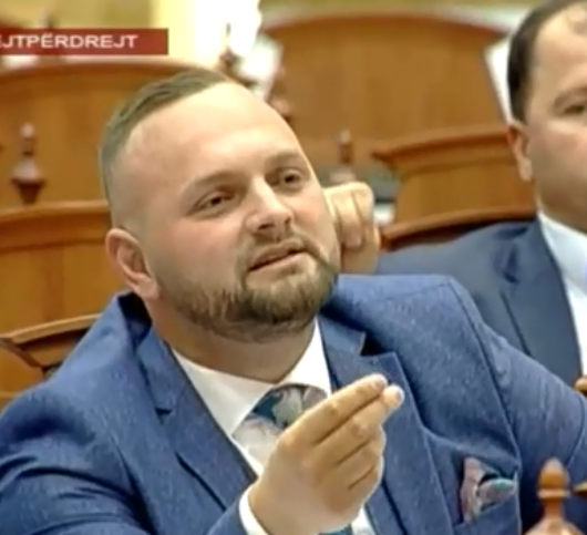 Deputeti Halit Valteri i kthehet Bushatit: U entuziazmova shumë sot që opozitës tonë iu shtua edhe një deputet! Deputeti Halit Valteri i kthehet Bushatit: U entuziazmova shumë sot që opozitës tonë iu shtua edhe një deputet!
