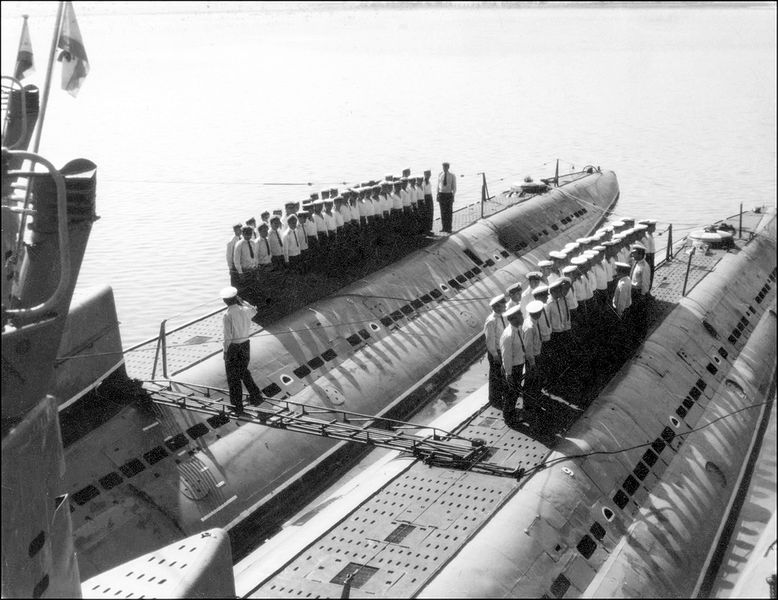 Hoxha “kontrabandë” me raketat! Si silleshin të fshehura raketat nga Kina në Durrës me anijen “Vlora” Hoxha “kontrabandë” me raketat! Si silleshin të fshehura raketat nga Kina në Durrës me anijen “Vlora”