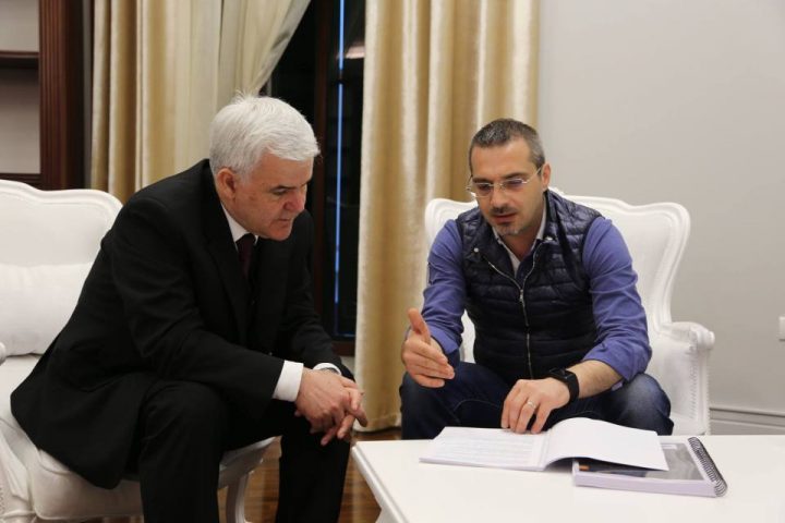 Xhafaj i bëri “Like” komentit të amb. britanik që ishte pro dënimit të Tahirit, ish-ministri: “Unë e di kë kam rrotull” Xhafaj i bëri “Like” komentit të amb. britanik që ishte pro dënimit të Tahirit, ish-ministri: “Unë e di kë kam rrotull”