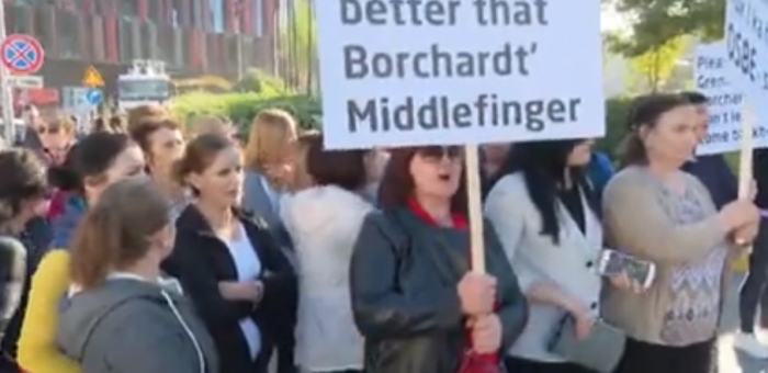 Gjesti i Borchard dhe opozita e rrugës: Gratë e SHQUP-it të maskuara si gratë e Astirit i zënë pritë ambasadorit Gjesti i Borchard dhe opozita e rrugës: Gratë e SHQUP-it të maskuara si gratë e Astirit i zënë pritë ambasadorit