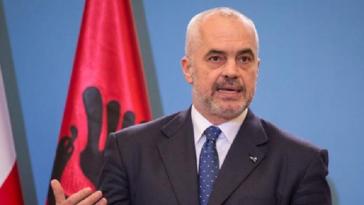 Edi Rama tallet me Bashën që deliron: Një karrocë me kalë që i thotë trenit hap krahun!