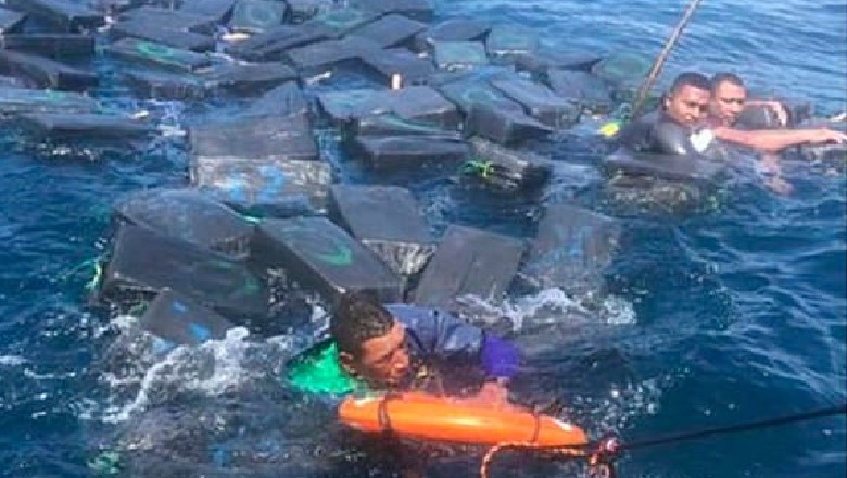 VIDEO/ T.rafikantët bëjnë gjestin e pabesueshëm pasi policia që po i ndiqte në det u përplas me gomonen e tyre! VIDEO/ T.rafikantët bëjnë gjestin e pabesueshëm pasi policia që po i ndiqte në det u përplas me gomonen e tyre!