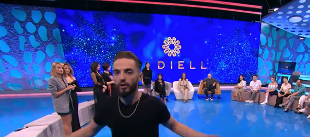 Çmendet konkurrenti, thyen mikrofonin dhe kamerat në Top Channel, refuzon eliminimin Çmendet konkurrenti, thyen mikrofonin dhe kamerat në Top Channel, refuzon eliminimin