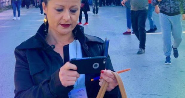 Ruhuni nga kjo gazetare! Ja si u tërhoqi vrejtje kameramanëve se po qeshnin: O çuna, po pushoni ju q** * ropt pushoni!