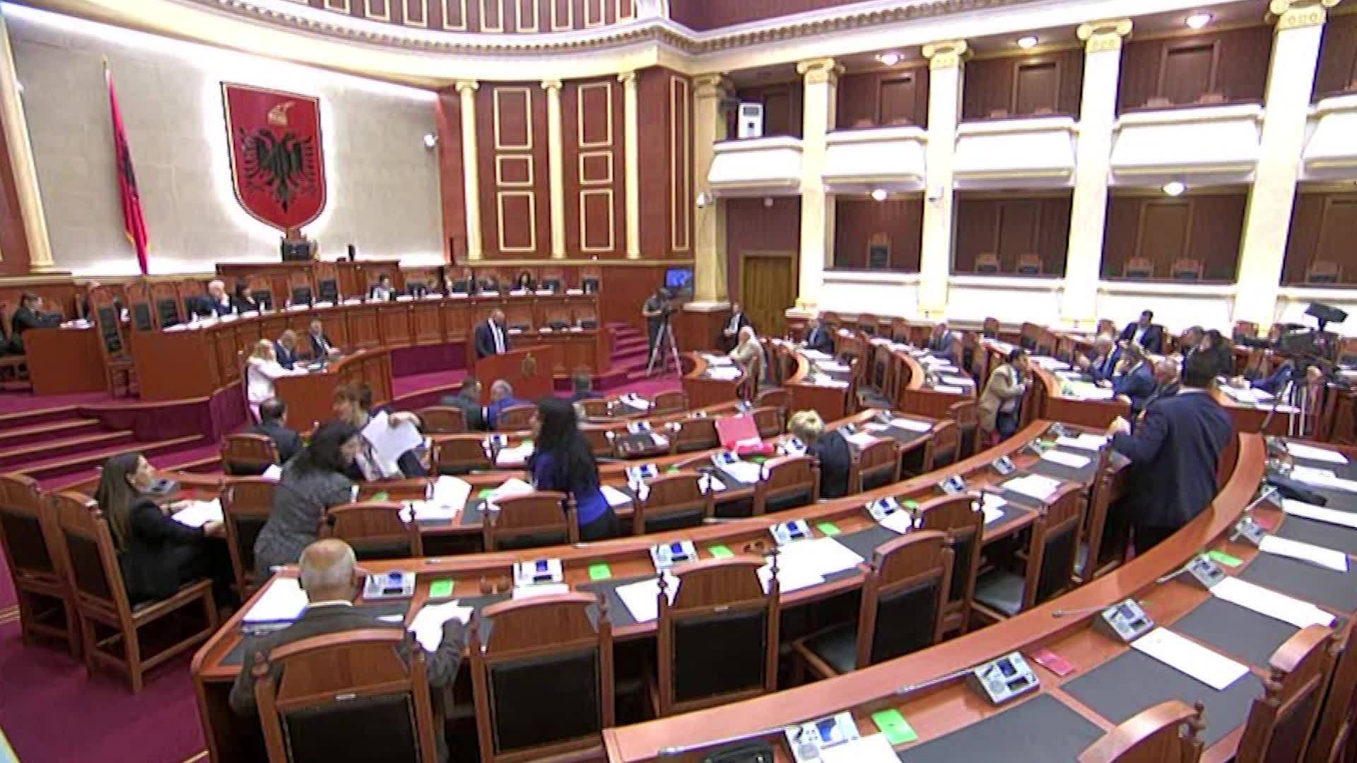 Deputeti Valteri: Në emër të hajdutërisë në miniera u përkrahën b.andat, duke i veshur me kostumin e zotërisë