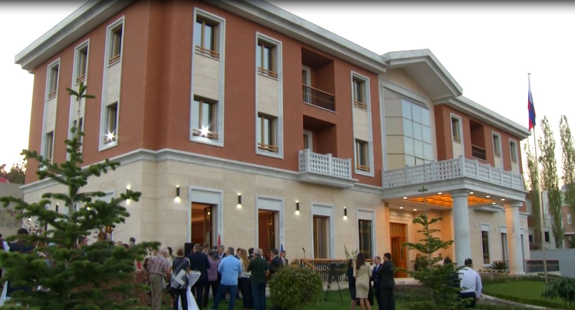 Rusia inauguron “qytezën” e re në Tiranë, ambasadori largohet nga Shqipëria Rusia inauguron “qytezën” e re në Tiranë, ambasadori largohet nga Shqipëria