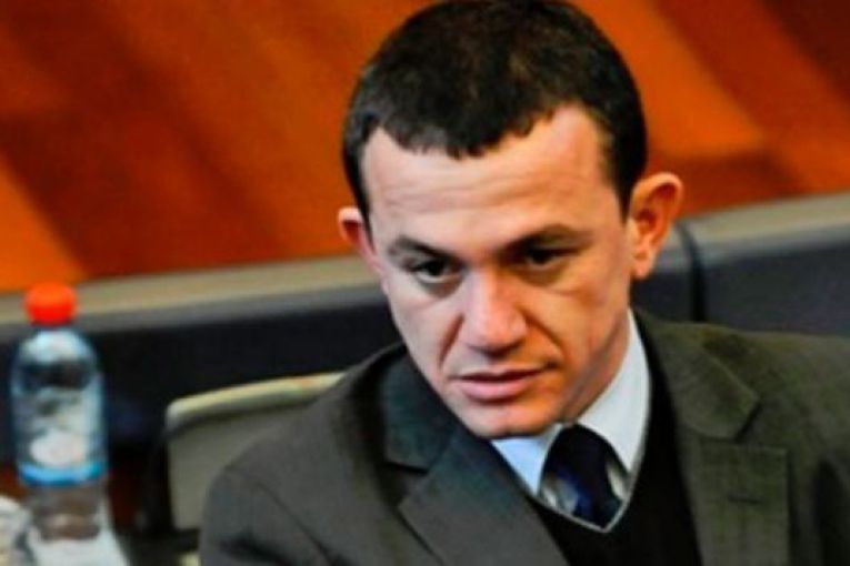 Baton Haxhiu përplaset ashpër me Buzhalën: Ka qenë mjeku psikiatër! Pranoje, thuaje çfarë ke thënë më herët për Albin Kurtin Baton Haxhiu përplaset ashpër me Buzhalën: Ka qenë mjeku psikiatër! Pranoje, thuaje çfarë ke thënë më herët për Albin Kurtin