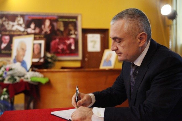 Meta tërhiqet nga përplasjet me Ramën dhe dekreton dy ligjet e rëndësishme Meta tërhiqet nga përplasjet me Ramën dhe dekreton dy ligjet e rëndësishme