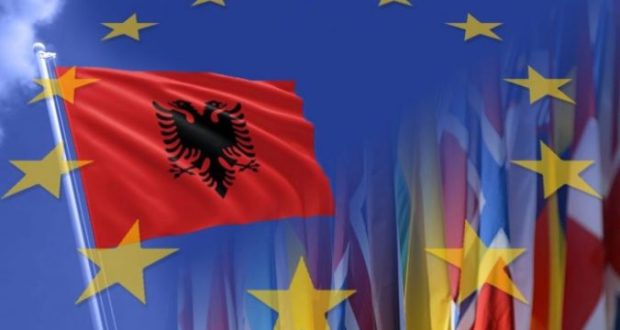 Refuzimi i negociatave, senatori italian jep mesazhin e rëndësishëm: Ju tregoj se çfarë do të ndodhte nëse Shqipëria hynte në BE Refuzimi i negociatave, senatori italian jep mesazhin e rëndësishëm: Ju tregoj se çfarë do të ndodhte nëse Shqipëria hynte në BE