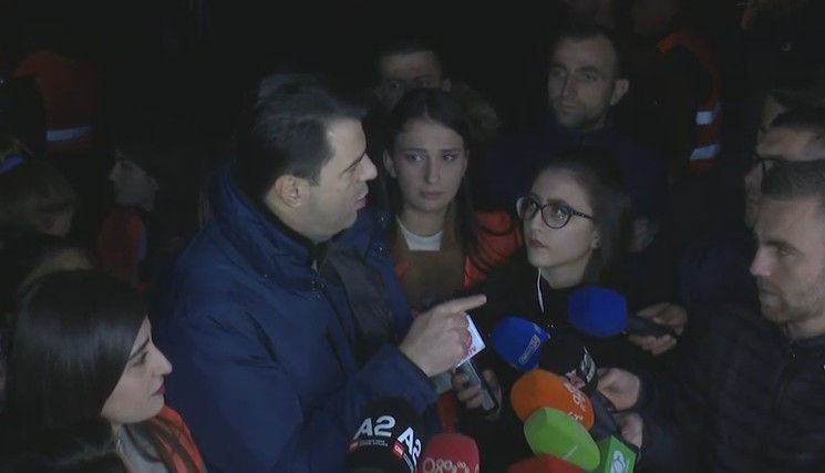 Më në fund policia shoqëron shkaktarin e bllokimit të rrugës Klevis Balliu, por jo organizatorin Lulzim Basha (Video) Më në fund policia shoqëron shkaktarin e bllokimit të rrugës Klevis Balliu, por jo organizatorin Lulzim Basha (Video)