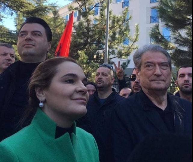 Si e shuajti kryeministri Zaev ëndrrën e opozitës në Tiranë Si e shuajti kryeministri Zaev ëndrrën e opozitës në Tiranë