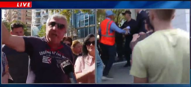 Kodi i ri Penal arreston 3 protestues! “Astiri” sulmon Drejtorinë e Policisë: Banorët thyejnë xhamin dhe policia si kukull, nuk i ndalon në flagrancë! Kodi i ri Penal arreston 3 protestues! “Astiri” sulmon Drejtorinë e Policisë: Banorët thyejnë xhamin dhe policia si kukull, nuk i ndalon në flagrancë!