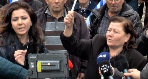 “Shfarosini, ne jemi grekë”!  Thirrjet në përkujtimin e ekstremistit Kacifas detyrojnë prokurorinë të filloi hetimet ndaj nënës së tij