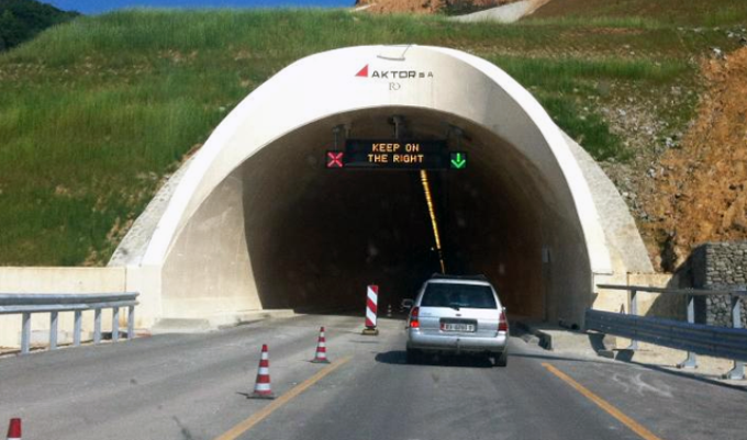 Makina shpërthen në flakë pasi përplaset me maunen, në tunelin Elbasan-Tiranë, vdes vëllai i Blerina Gjylametit