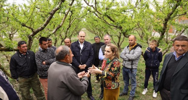 Vajza e brigadierit të fermës miloner Kryemadhi paralajmëroi protestë nesër…me fermerët! Rama publikon lajmin dhe bën thirrjen e fortë