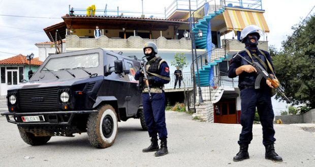 Aksion i madh policor në Lazarat, arrestohen 4 persona të shpallur në kërkim