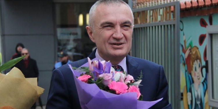 Një president që i mbulon hallet me gënjeshtra