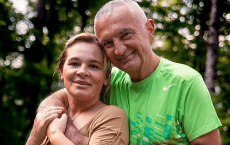 Klika Meta – Kryemadhi e shikon të ardhmen si dinasti parti dhe asnjëherë si “banorë” të Reçit Klika Meta – Kryemadhi e shikon të ardhmen si dinasti parti dhe asnjëherë si “banorë” të Reçit