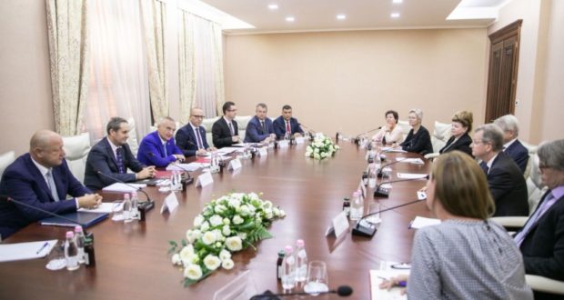 Meta në panik nga shkarkimi, i kërkon Venecias të mos fusë hundët në politikën shqiptare, kërcënon dhe sulmon Ramën e Bashën Meta në panik nga shkarkimi, i kërkon Venecias të mos fusë hundët në politikën shqiptare, kërcënon dhe sulmon Ramën e Bashën