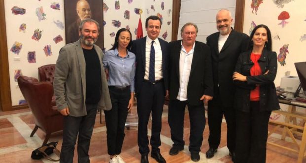 Albin Kurti prej disa orësh në Kryeministri, zbulohet personazhi i veçantë që iu ndërpreu takimin (FOTO) Albin Kurti prej disa orësh në Kryeministri, zbulohet personazhi i veçantë që iu ndërpreu takimin (FOTO)