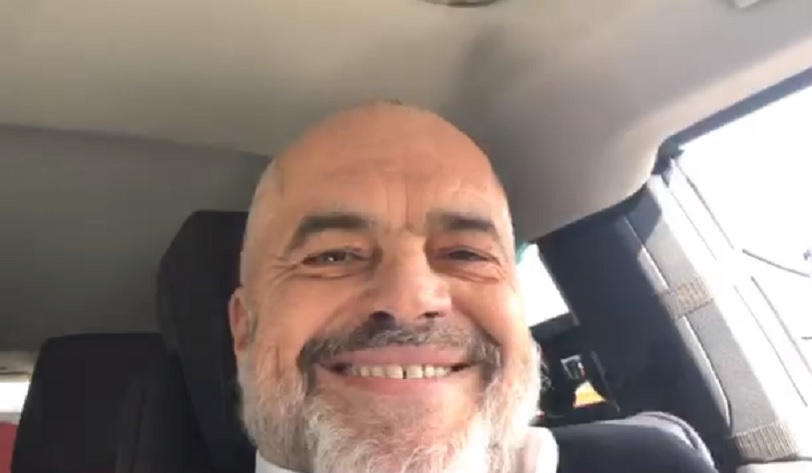 VIDEO/ Rama drejton mjetin pa patentë dhe pa duar: Me timon pa timon, shoferi jonë është kampion!