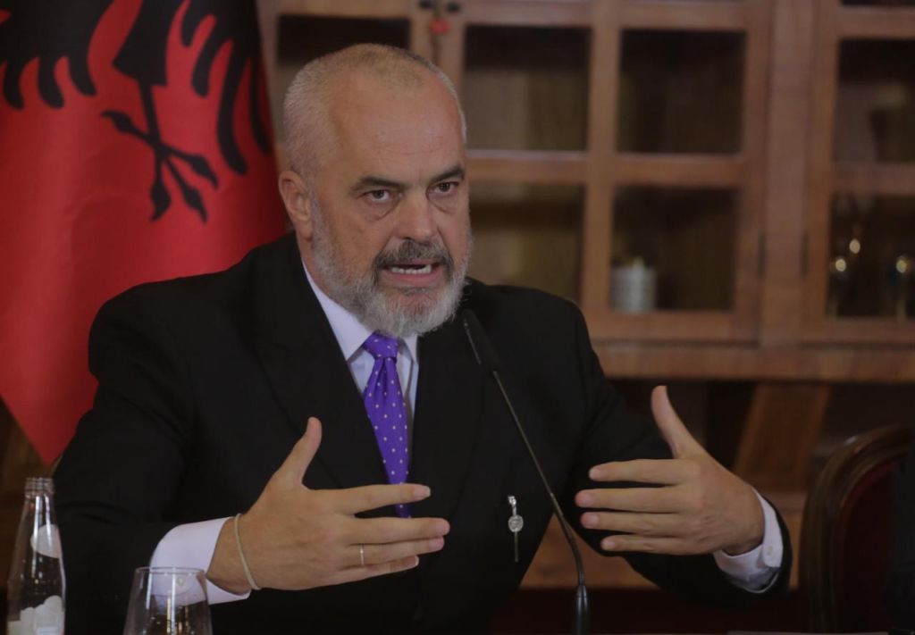 Teatri, Edi Rama i përgjigjet Bashës: Nuk më vë dot vija të kuqe..