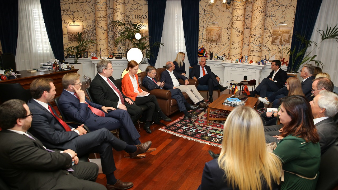 “Tirana ka zhvillim dhe shanse për një të ardhme të mirë”, delegacioni i CSU-së takon kryebashkiakun Veliaj “Tirana ka zhvillim dhe shanse për një të ardhme të mirë”, delegacioni i CSU-së takon kryebashkiakun Veliaj