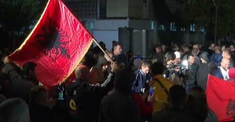 Numërohen 80 % e votave, simpatizantët e Lëvizjes Vetëvendosje fillojnë festën në Prishtinë