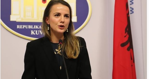 Tentuan ta shkarkojnë, Rudina Hajdari nuk ndalet: Në fillim të injorojnë, të qeshin dhe pastaj ti fiton! Tentuan ta shkarkojnë, Rudina Hajdari nuk ndalet: Në fillim të injorojnë, të qeshin dhe pastaj ti fiton!