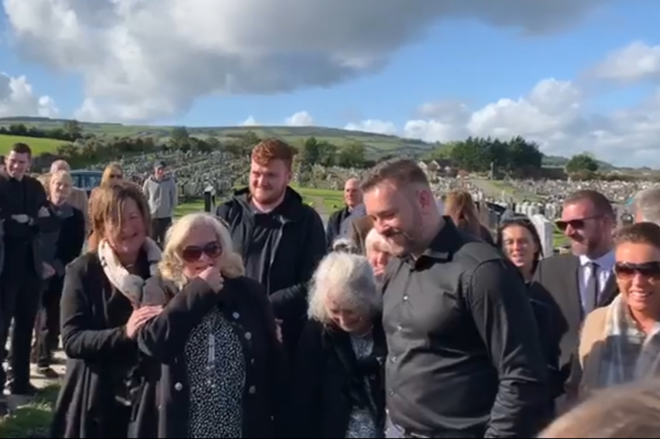 Funerali i kthen të qarat në të qeshura, i vdekuri bën batutën e fundit (Video) Funerali i kthen të qarat në të qeshura, i vdekuri bën batutën e fundit (Video)