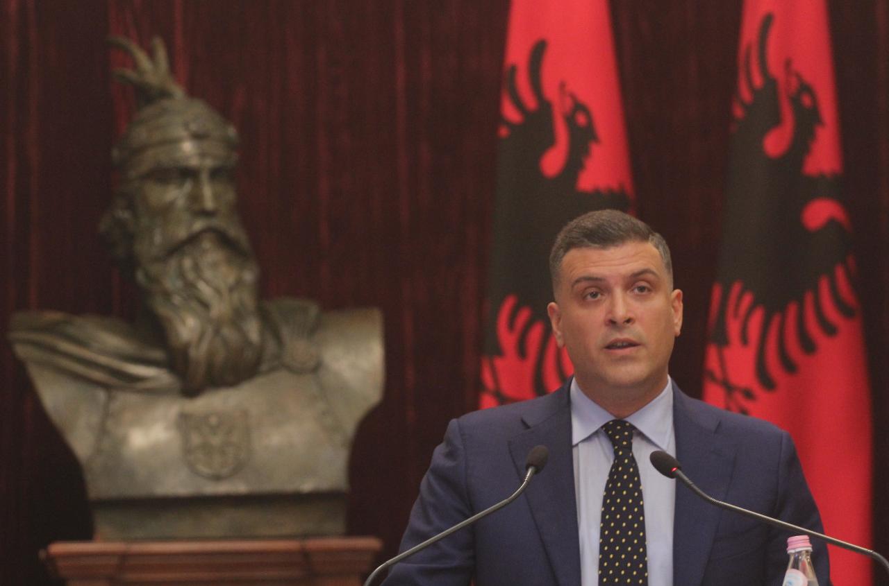 VIDEO/ Këshilltari i paaftë i Presidentit pranon shkeljen Kushtetuese të Ilir Metës