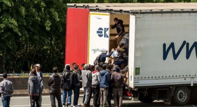 Preferon me avion apo kamion?! T.rafikanti shqiptar me 17 mijë paundë të kalon në Angli, dhe ngushëllon për 39 viktimat e kamionit: Ka qenë e shkruar! Preferon me avion apo kamion?! T.rafikanti shqiptar me 17 mijë paundë të kalon në Angli, dhe ngushëllon për 39 viktimat e kamionit: Ka qenë e shkruar!