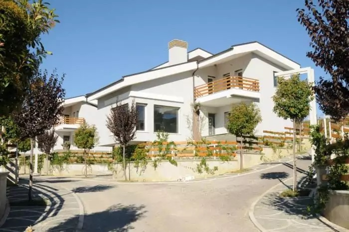 Transferimi i Bashës si fqinj pranë “vilës së Vlahutinit” dhe apatia e medias për skandalin Transferimi i Bashës si fqinj pranë “vilës së Vlahutinit” dhe apatia e medias për skandalin