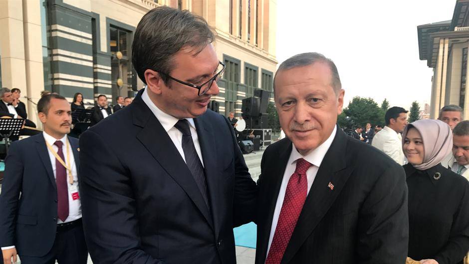 Erdogan pritet me nderime në Serbi, pas premtimeve për miliarda euro Erdogan pritet me nderime në Serbi, pas premtimeve për miliarda euro