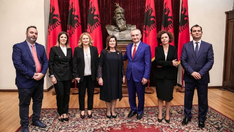 Vitore Tusha pensionistja e Kushtetueses, si vegël qorre e Metës merr atribute që nuk i ka, kundër KED: Emëron dhe vlerëson gjyqtarë Vitore Tusha pensionistja e Kushtetueses, si vegël qorre e Metës merr atribute që nuk i ka, kundër KED: Emëron dhe vlerëson gjyqtarë