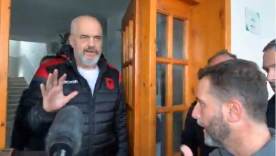 Bubq/ “Më fal shoku Erion…”! Rama hyn brenda shkollës gati të shembur, Braçe alarmohet dhe e thërret: Hajde, hajde, është e ndaluar